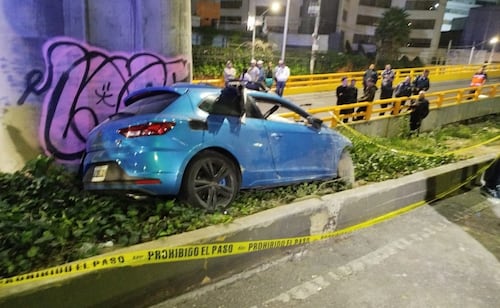 Mueren dos hombres tras volcar su automóvil en Periférico Sur; accidente ocurrió a la altura de Plaza Artz