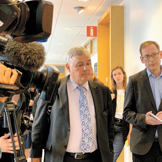 Concuerda. El abogado de Assange, Per Samuelsson, aplaudió la decisión del tribunal sueco sobre su acusado. ANNA RINGSTROM. REUTERS