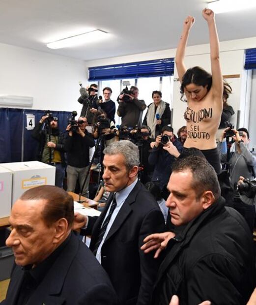 Activista sin camiseta intercepta a Berlusconi durante votación