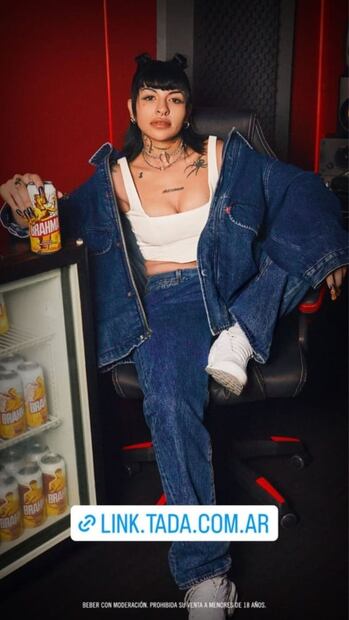 Cazzu confirma por qué es una de las mujeres más hermosas con coqueto look