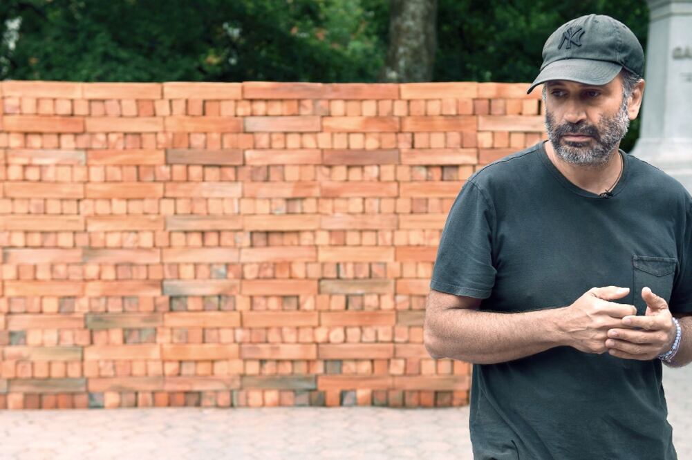 El artista mexicano Bosco Sodi presentó ayer su instalación “Muro” en Nueva York. Cada visitante podrán remover un bloque, que fueron hechos a mano (TIMOTHY A. CLARY. AFP)