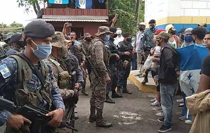 Soldados guatemaltecos bloquean paso de caravana migrante