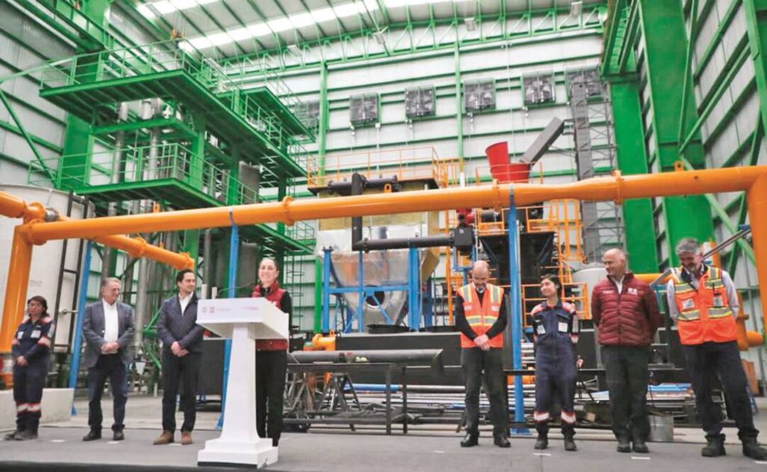 La jefa de Gobierno, Claudia Sheinbaum visitó la planta de carbonización, en el Bordo Poniente. Foto: Especial