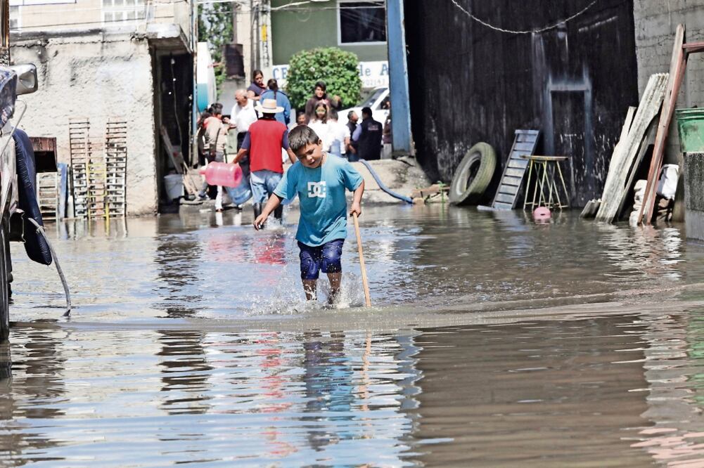 En las colonias La Concepción y San José del municipio de San Mateo Atenco unas 45 casas se vieron afectadas por la lluvia registrada la noche del lunes (JORGE ALVARADO. EL UNIVERSAL)