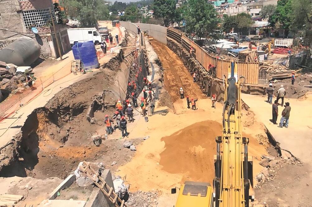 Un tramo de 350 metros de la carretera Xochimilco-Tulyehualco presentó grietas tras el sismo del 19 de septiembre de 2017 y para su rehabilitación le inyectaron 11 mil 120 metros cúbicos de concreto. (ESPECIAL)