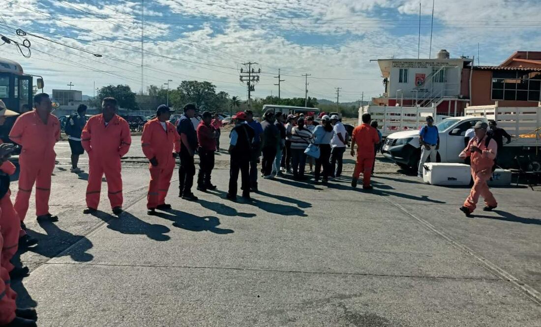 Prestadoras de servicios a la refinería de Salina Cruz en Oaxaca, exigen a Pemex el pago de mil 200 mdp (02/04/2025). Foto: Especial