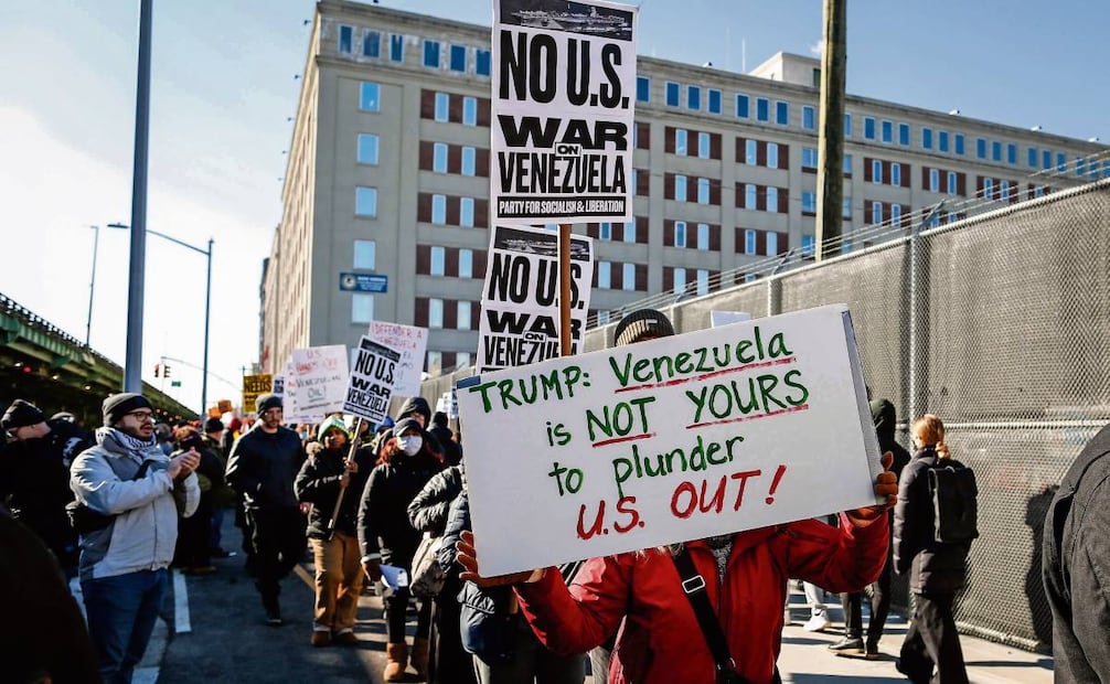 Manifestación contra el ataque de EU que derivó en la captura de Nicolás
Maduro, afuera del centro de detención donde está el venezolano en NY. Foto: Kena Betancur / AFP