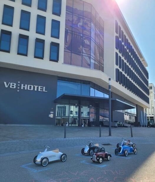 Hotel con camas en forma de coches para los fans del automovilismo
