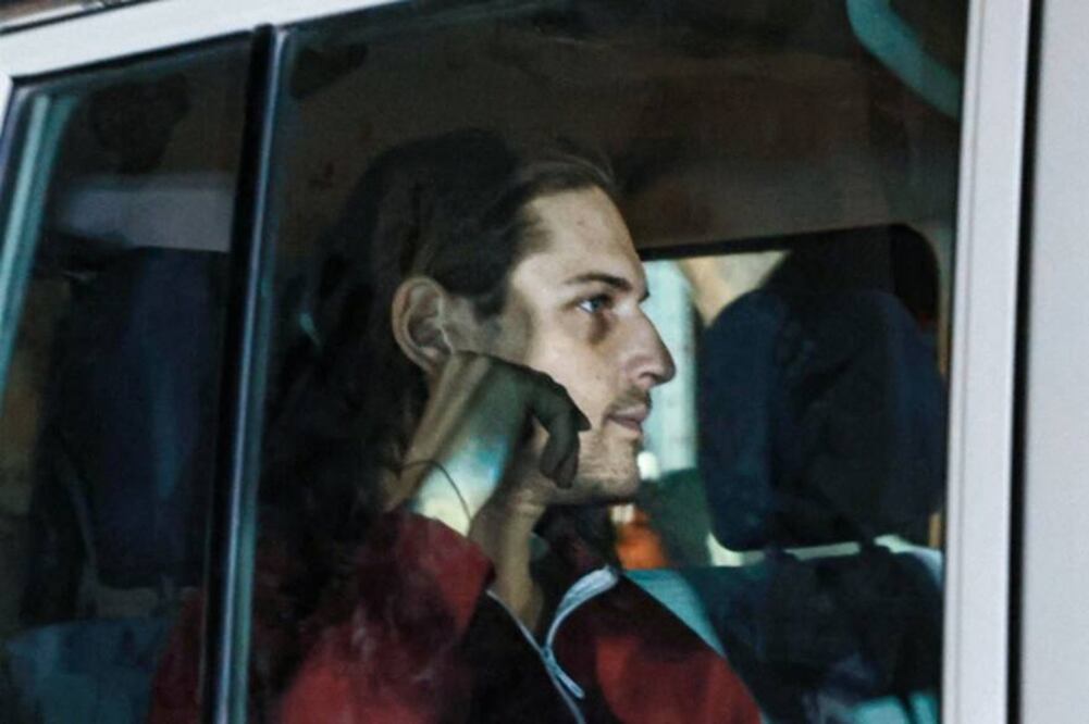 Un vehículo de la Cruz Roja Internacional traslada al israelí-ruso Ron Krivoy, tras ser liberado por Hamas, el 26 de noviembre. FOTO: AFP