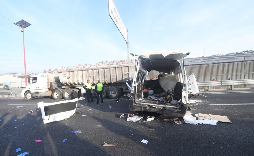 Esta mañana una camioneta del transporte público chocó contra la góndola de un vehículo de carga estacionado en el acotamiento de la autopista México-Pachuca. Foto: El Gráfico