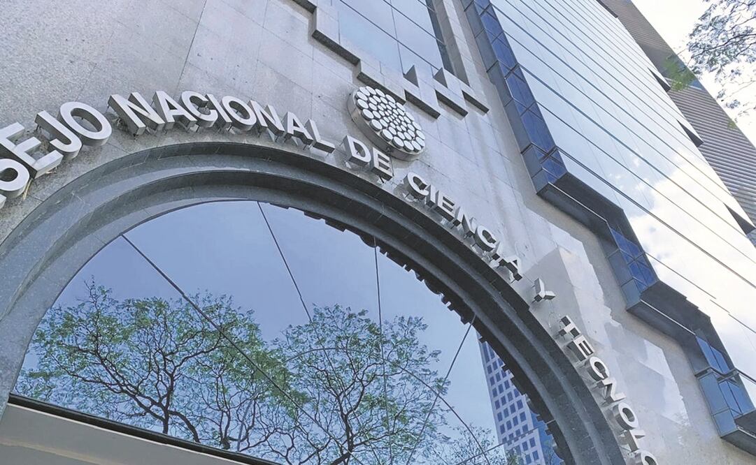 Seis mujeres tomaron de forma simbólica la sede del Conacyt, ubicada en Insurgentes Sur 1582. Foto: Antonio Díaz/ EL UNIVERSAL