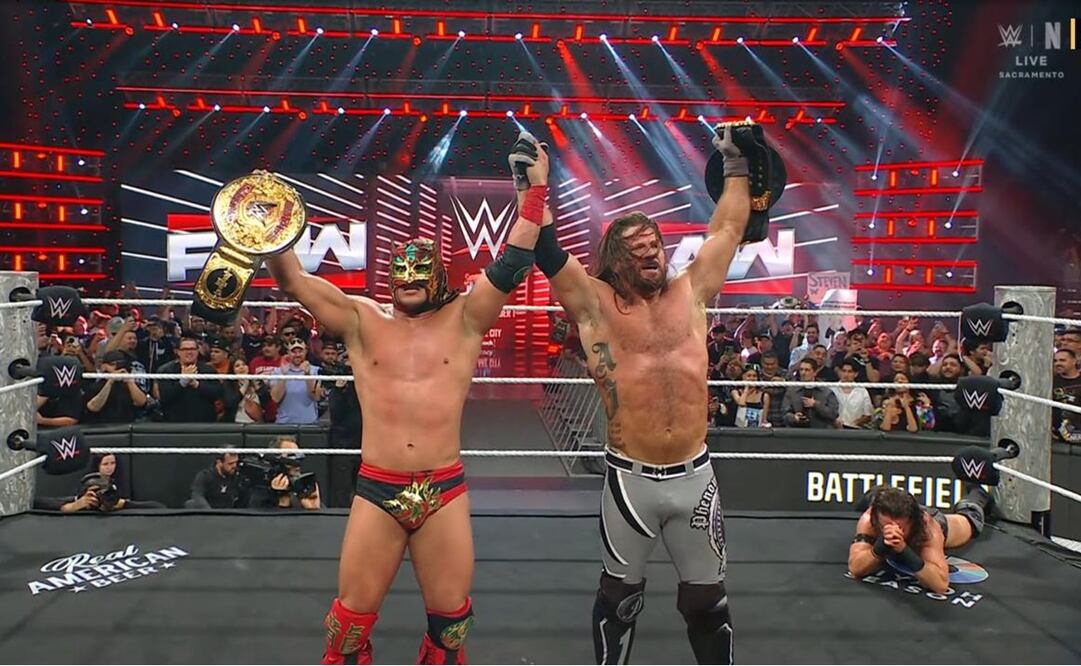 El mexicano celebra la victoria junto a AJ Styles | FOTO: WWE