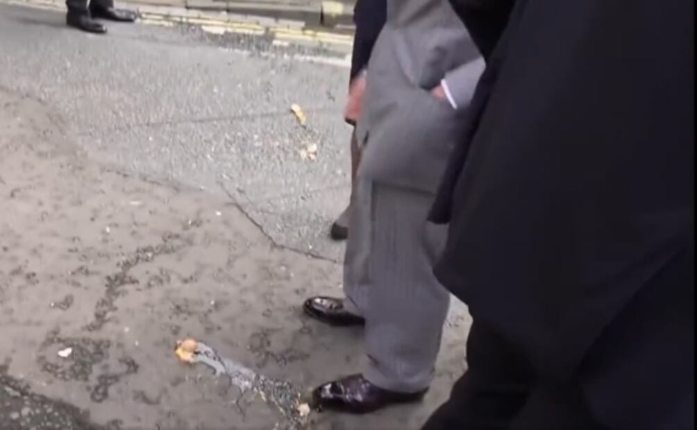 Detienen a hombre por lanzar huevos hacia el rey Carlos III