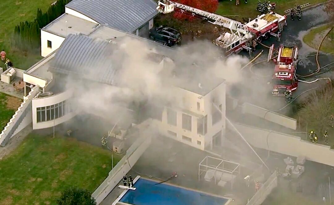 Bomberos apagando el incendio en una mansión en Colts Neck (Foto: AP)