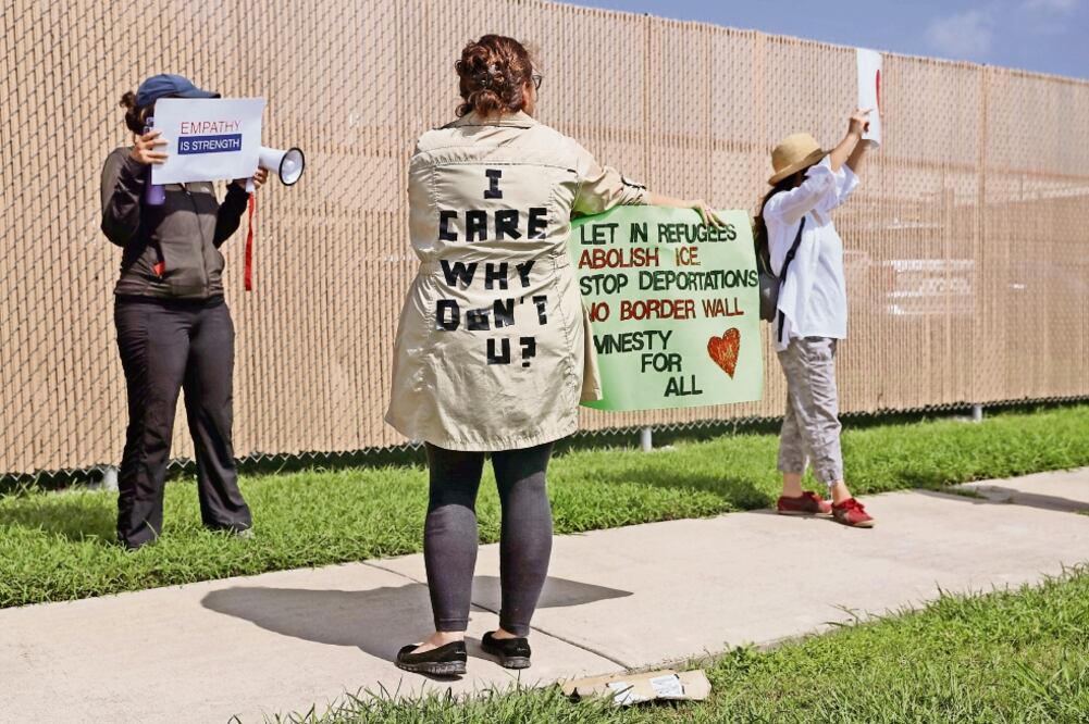 Mujeres protestan contra la detención y separación de niños migrantes indocumentados afuera de un centro de internamiento en Texas. Foto: LOREN ELLIOTT. REUTERS