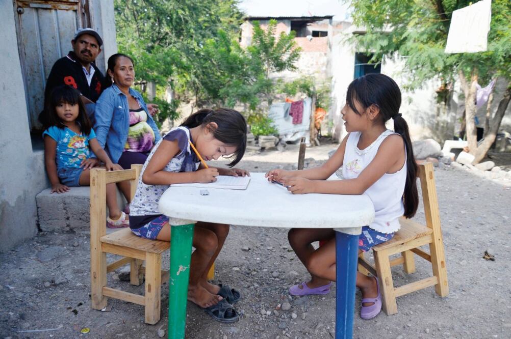José González no puede pagar los 100 pesos de cuota. Esther recibe clases de su hermana Nicole en el patio de su casa (TONY RIVERA. EL UNIVERSAL)