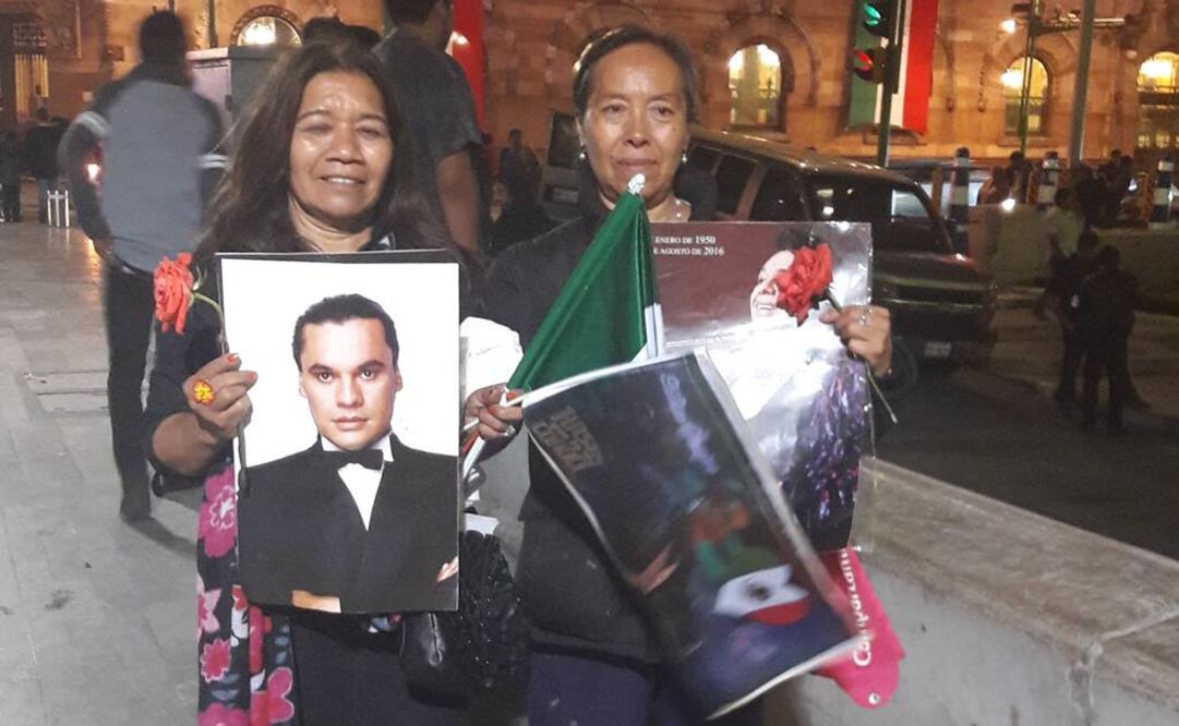 Silvia y María llegaron a Bellas Artes para despedir a Juanga; bailaron y cantaron para decirle "adiós" (Alida Piñón / EL UNIVERSAL)