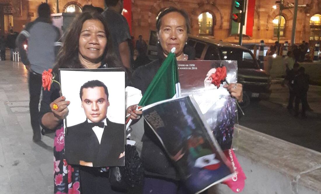 Silvia y María llegaron a Bellas Artes para despedir a Juanga; bailaron y cantaron para decirle "adiós" (Alida Piñón / EL UNIVERSAL)