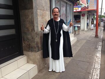 "El Chenel" cumple manda y se viste de santo