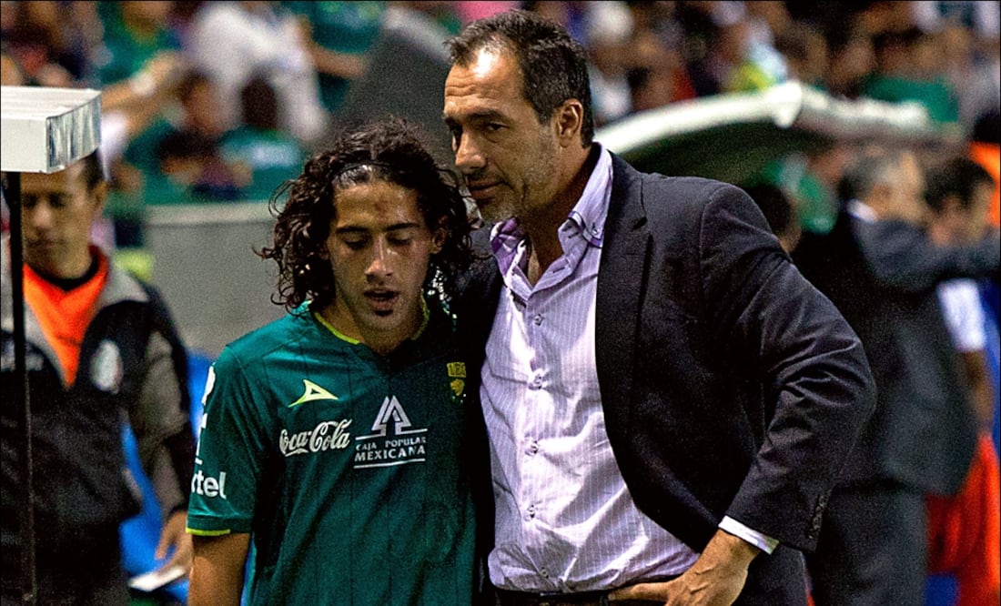 Matías Britos y Gustavo Matosas en un duelo con La Fiera. FOTO: IMAGO7