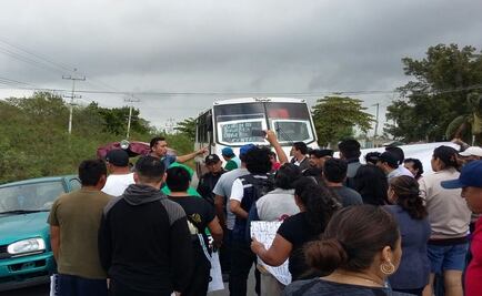 Pobladores de Kasín, Yucatán, bloquean vía por falta de transporte