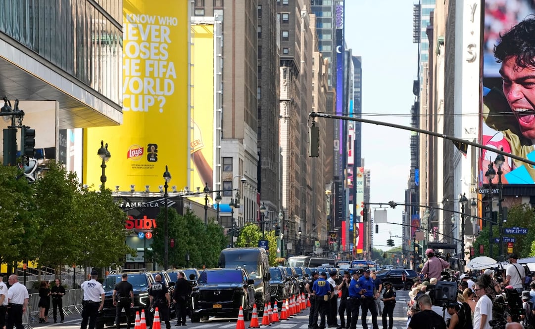 Varias camionetas forman fila frente al Madison Square Garden durante la boda entre Taylor Swift y Travis Kelce. Foto:  Charles Sykes/Invision/AP.