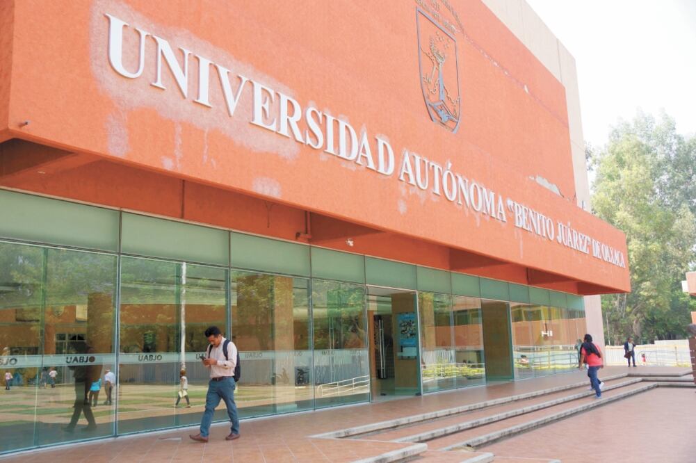 La Universidad Autónoma Benito Juárez de Oaxaca cobra cuotas por nuevo ingreso que van de 2 mil 500 pesos a 17 mil 500 pesos. Foto/EDWIN HERNÁNDEZ. EL UNIVERSAL