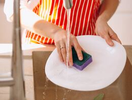 El truco casero que elimina bacterias y malos olores en tu esponja de cocina