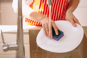 ¿Cómo desinfectar la esponja para trastes correctamente?; así puedes eliminar las bacterias de tu cocina