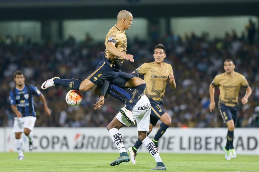 Darío Verón prácticamente voló en esta acción, pero la decepción llegó al final, cuando perdieron en la serie de penaltis (IMAGO7)