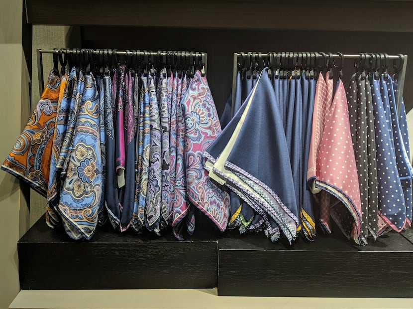 No laves los pañuelos o mascadas a lavadora, tampoco los talles o exprimas y evita secarlos al sol. Foto: Unsplash