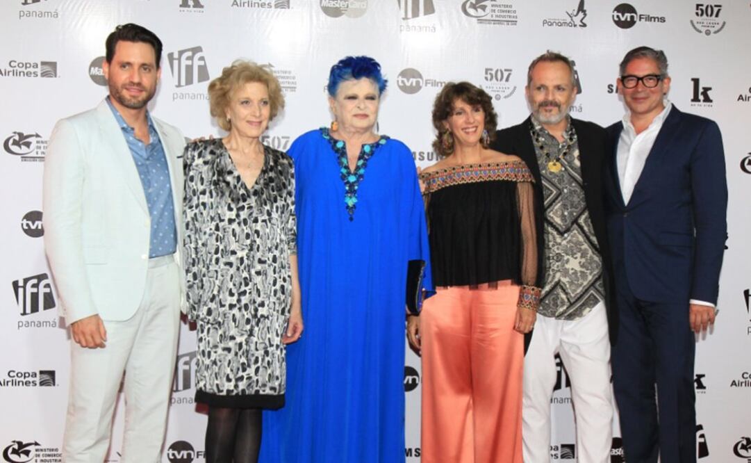 El cantante (2d-i) acompañó a su madre, la actriz Lucía Bosé (de azul) a un homenaje Foto:EFE