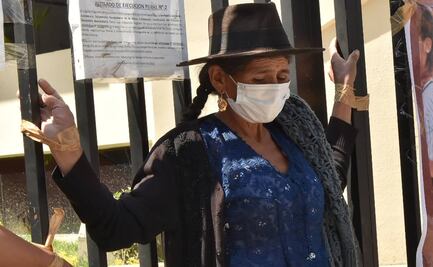 Una mujer se "crucifica" en Bolivia en protesta por liberación del asesino de su hija