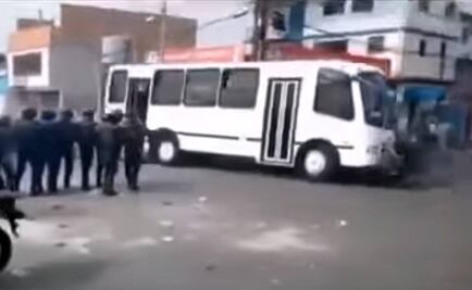 Video. Arrollan con autobús a policías en Venezuela