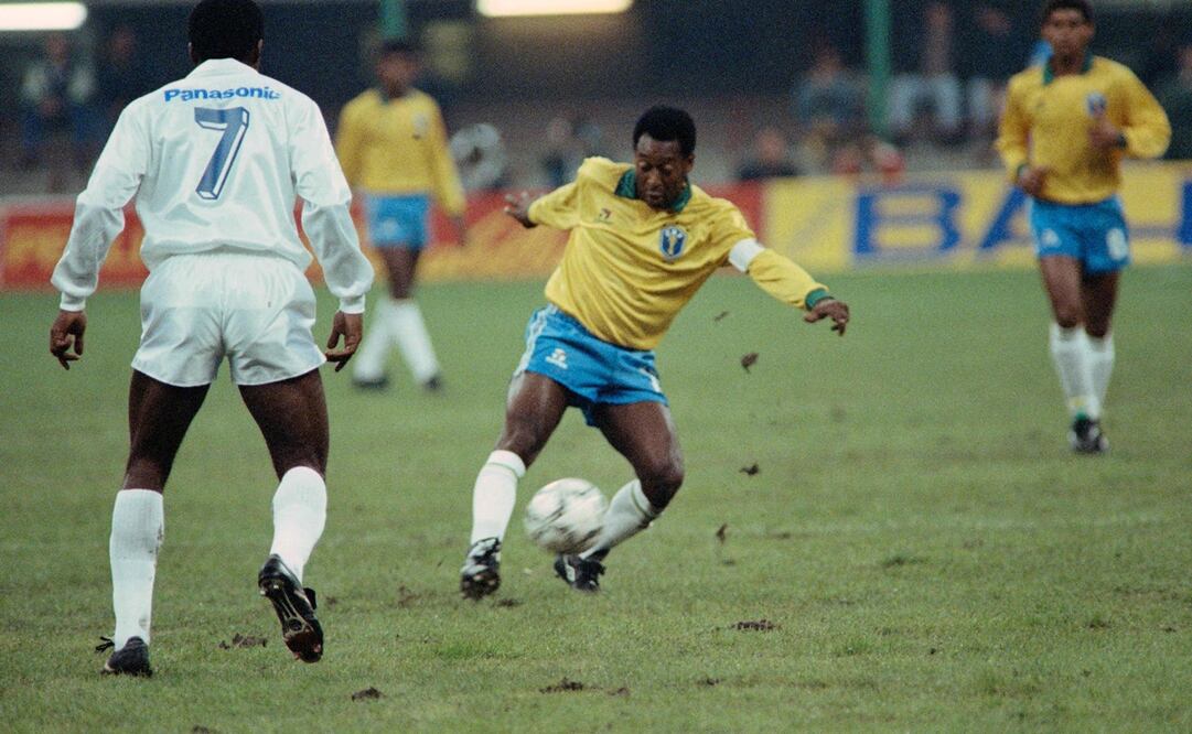 Edson Arantes do Nascimento en un partido amistoso / Foto: AFP