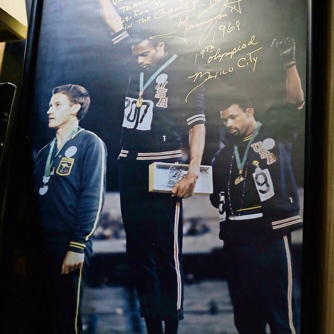 Tommie Smith y John Carlos protestaron contra los abusos a los negros. AGUSTÍN SALINAS. EL UNIVERSAL