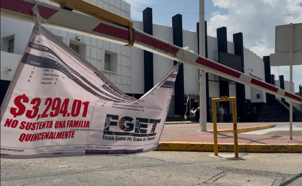 Trabajadores de la Fiscalía bloquean avenida en Tabasco; revisarán bajas por control y confianza.
Foto: Especial.