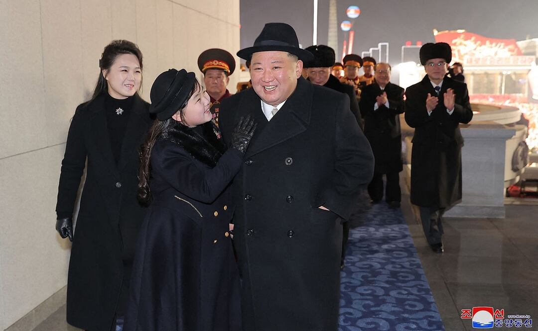 Kim Jong.un con su hija Kim Ju-ae, en un evento por el 75 aniversario de la fundación del Ejército Popular de Corea. FOTO: AFP