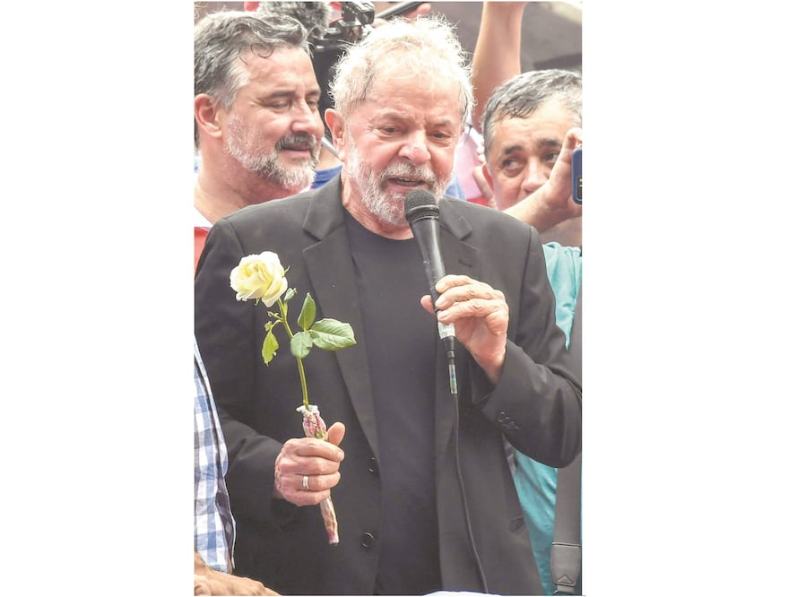 Libre. El expresidente Luiz Inácio Lula da Silva ayer con miembros del Sindicato Metalúrgico, en Sao Bernardo do Campo. Foto/NELSON ALMEIDA. AFP