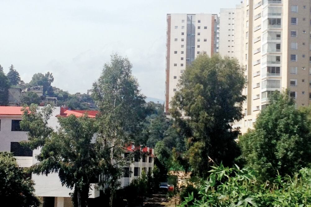 El director del Organismo de Aguas de Huixquilucan , Víctor Manuel Baez Melo, pide a la Comisión Nacional del Agua cancelar las autorizaciones otorgadas para construir cerca del cauce del río La Coyotera (REBECA JIMÉNEZ. EL UNIVERSAL)