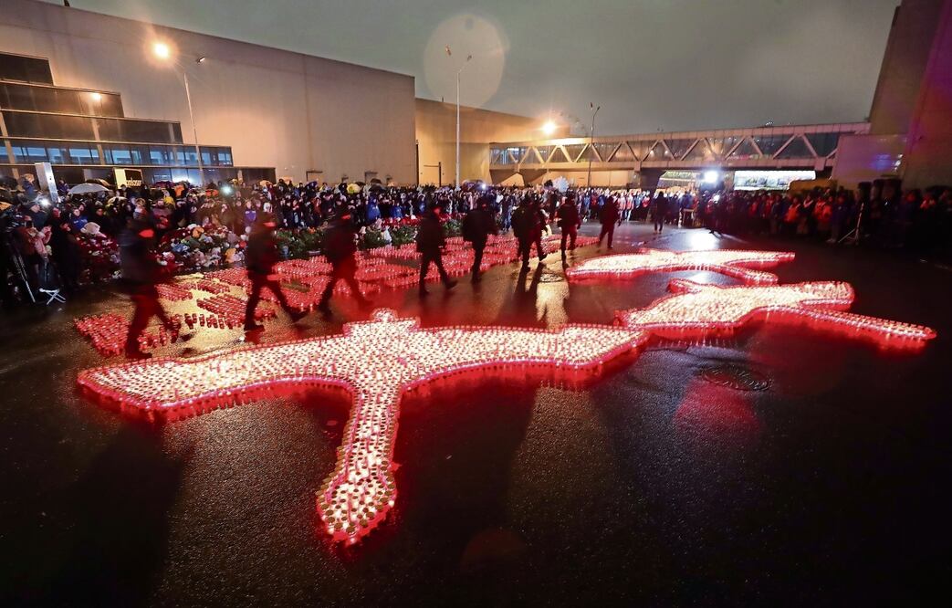 Pese a la lluvia en Moscú, una marea de personas homenajeó ayer a las victimas del ataque en el Crocus City Hall. Foto: Maxim Shipenkov / EFE