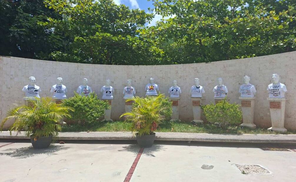 Los docentes colocaron camisetas con consignas en los bustos de reconocidos personajes históricos (29/07/2025). Foto: Especial