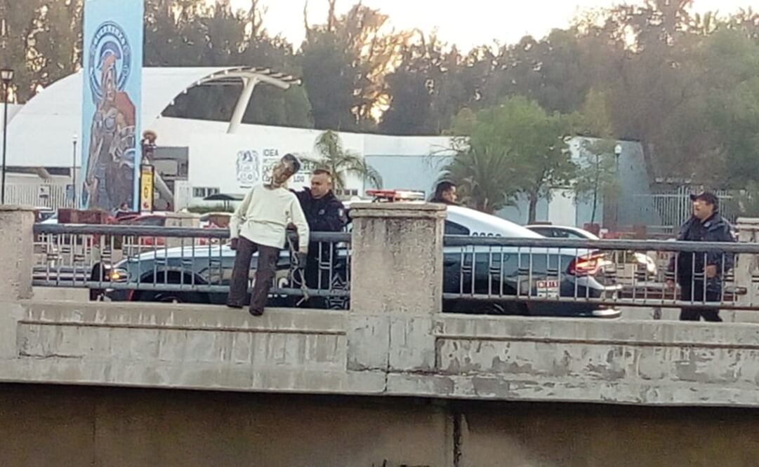 Los cuatro muñecos de tamaño humano aparecieron en puentes vehiculares, pasos a desnivel y en un árbol. Foto: Especial