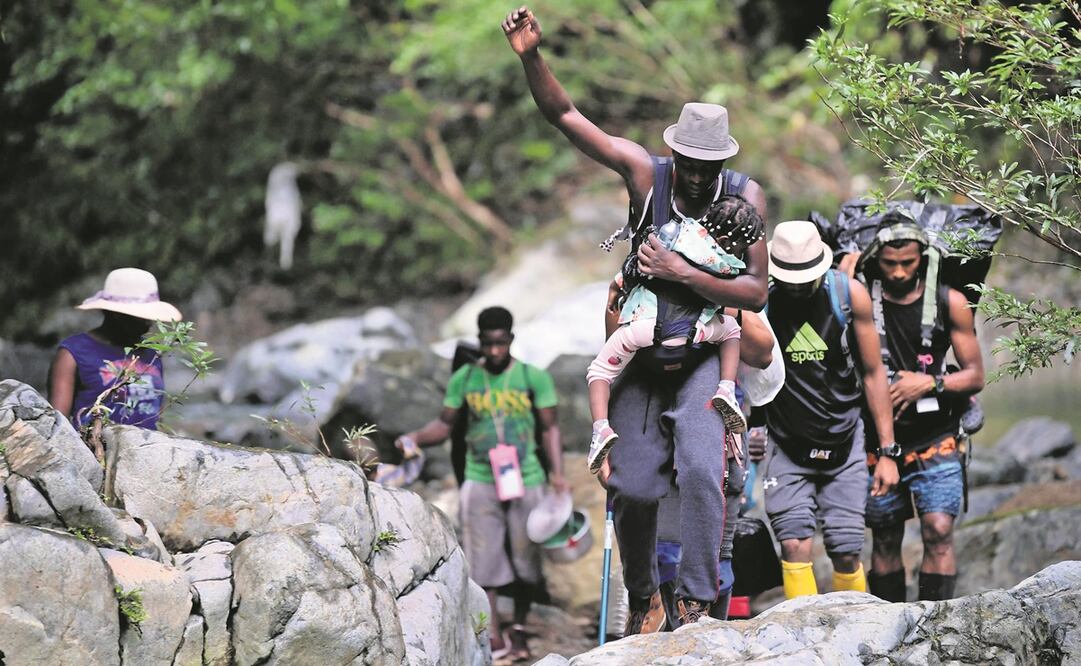 Migrantes haitianos, muchos de ellos con sus hijos, cruzan la selva del Darién, cerca de Acandi, en Colombia, en su camino hacia Estados Unidos. Foto: Raúl Arboleda. AFP