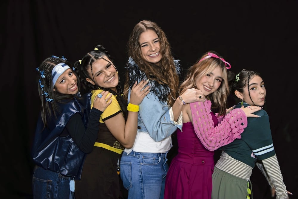 Paty (al centro) junto a Any, Coni, Alo y Ferchi.