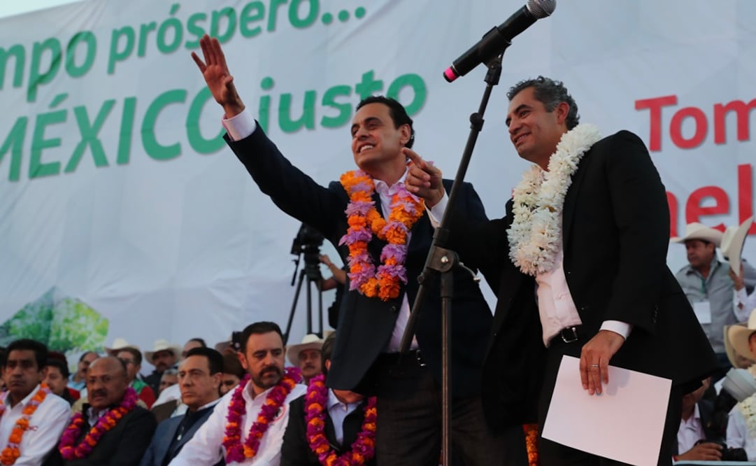 El presidente nacional del PRI, Enrique Ochoa, fue el encargado de tomar protesta al nuevo dirigente campesino. /Juan Carlos Reyes - EL UNIVERSAL