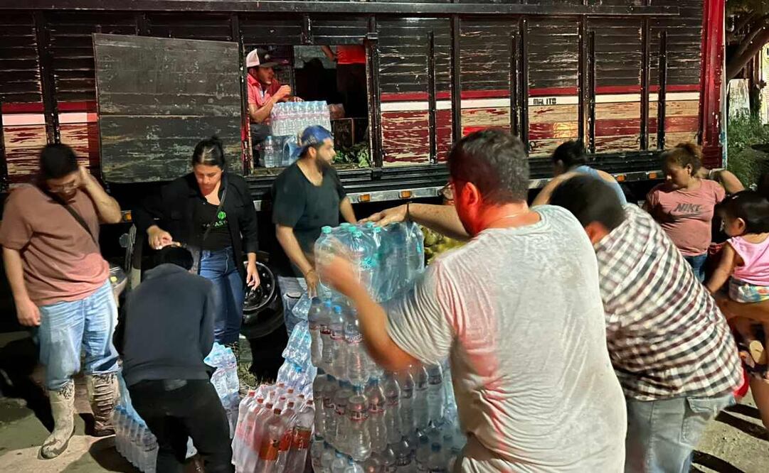 Pozarricenses damnificados forman “corredor de la solidaridad”. Foto: Especial