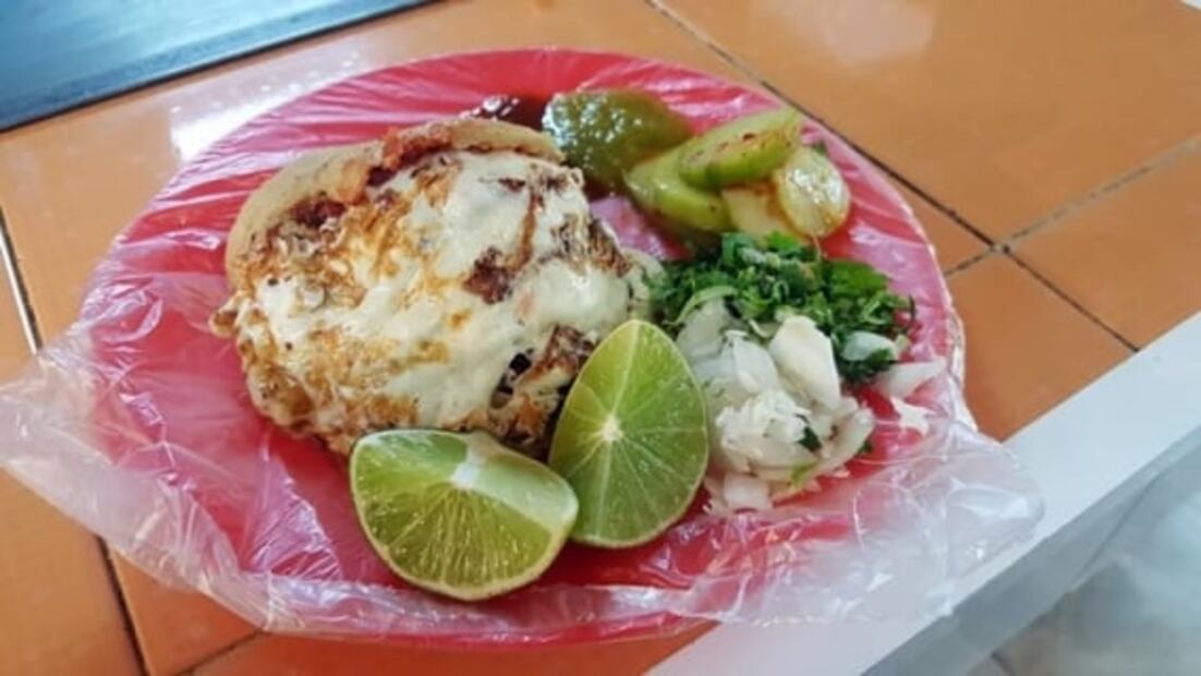 Prueba estas gorditas de chicharrón con relleno extra