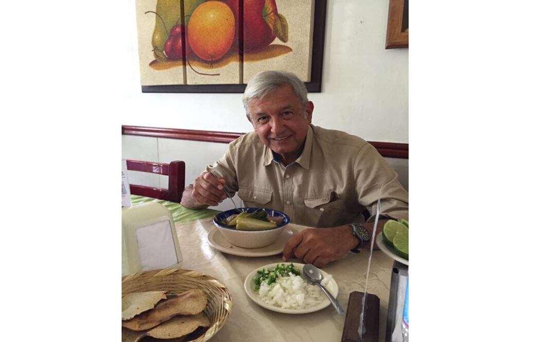El tabasqueño difundió esta imagen en una fonda de Jalisco, degustando un cocido o caldo de res. /Tomada del Facebook de Andrés Manuel López Obrador