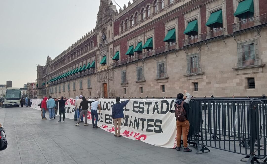 Normalistas brincan las vallas que protegen a Palacio Nacional, previo a la conferencia matutina de la presidenta Claudia Sheinbaum Pardo. Foto: Pedro Villa y Caña / EL UNIVERSAL